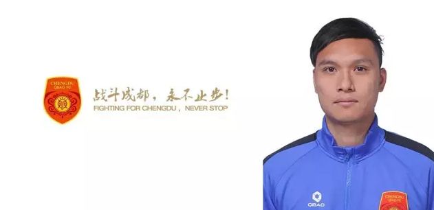 礼服的肩膀上是透明的白纱，这一设计将甄琪小露香肩的性感和端庄典雅的清纯完美结合在一起