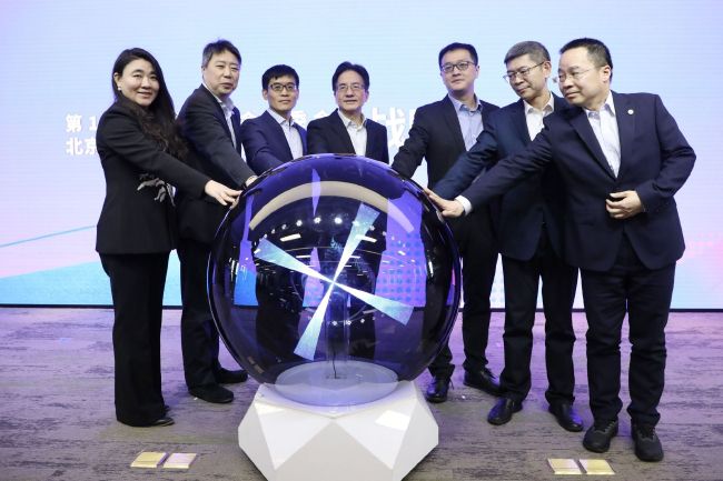 苏成峰心里正有些火大，转念一想，又在心中暗忖：何家人又如何？他们根本就不是万龙殿的对手。